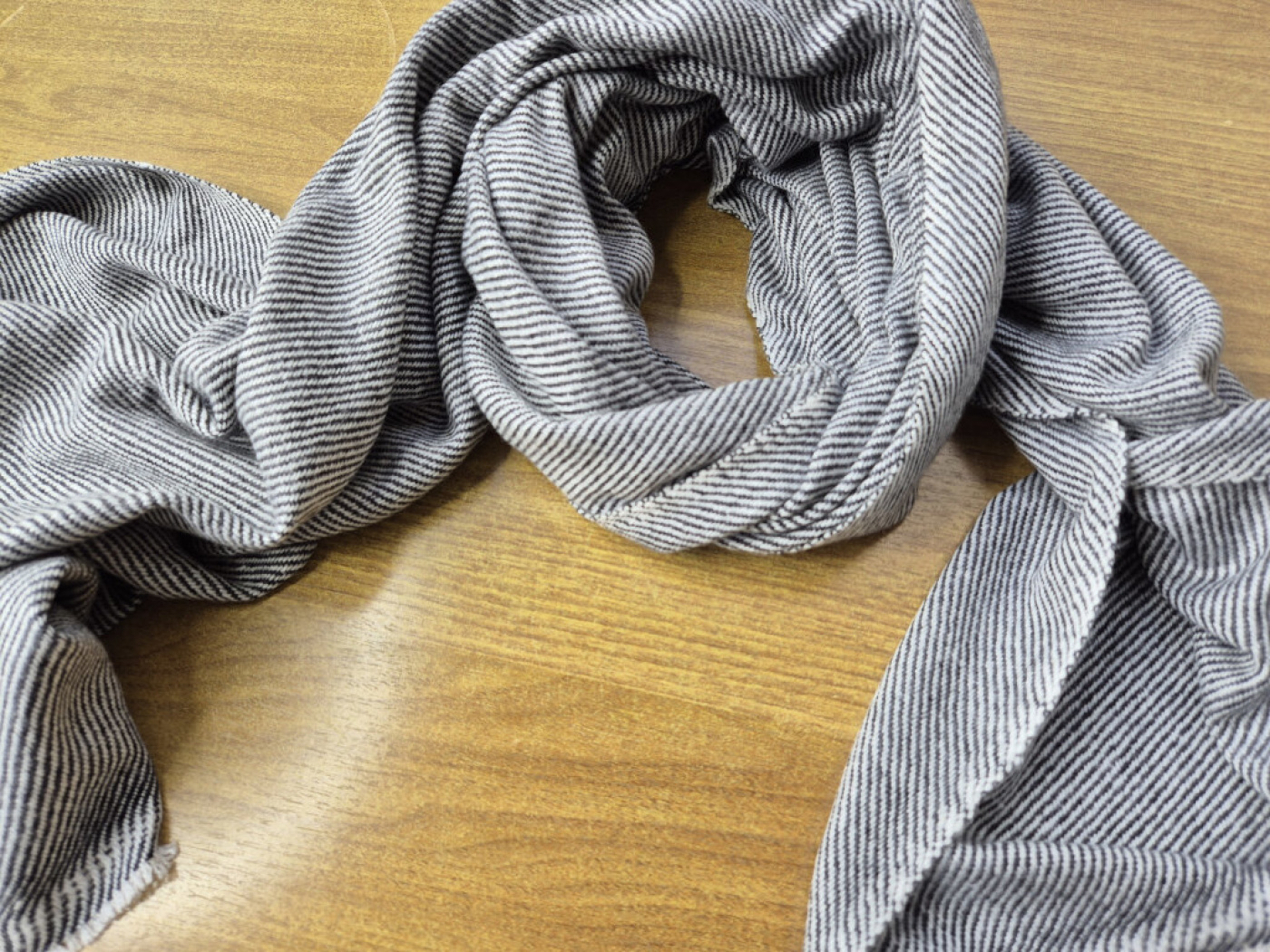 Kaschmir-Schal Anthrazit & Weiß – fein gewebte Webkunst von LWH Nepal